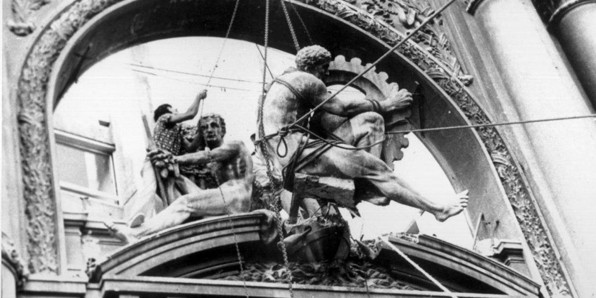 bolsa edificio viejo estatua ESC