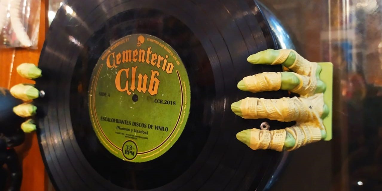 cementerio club puerta