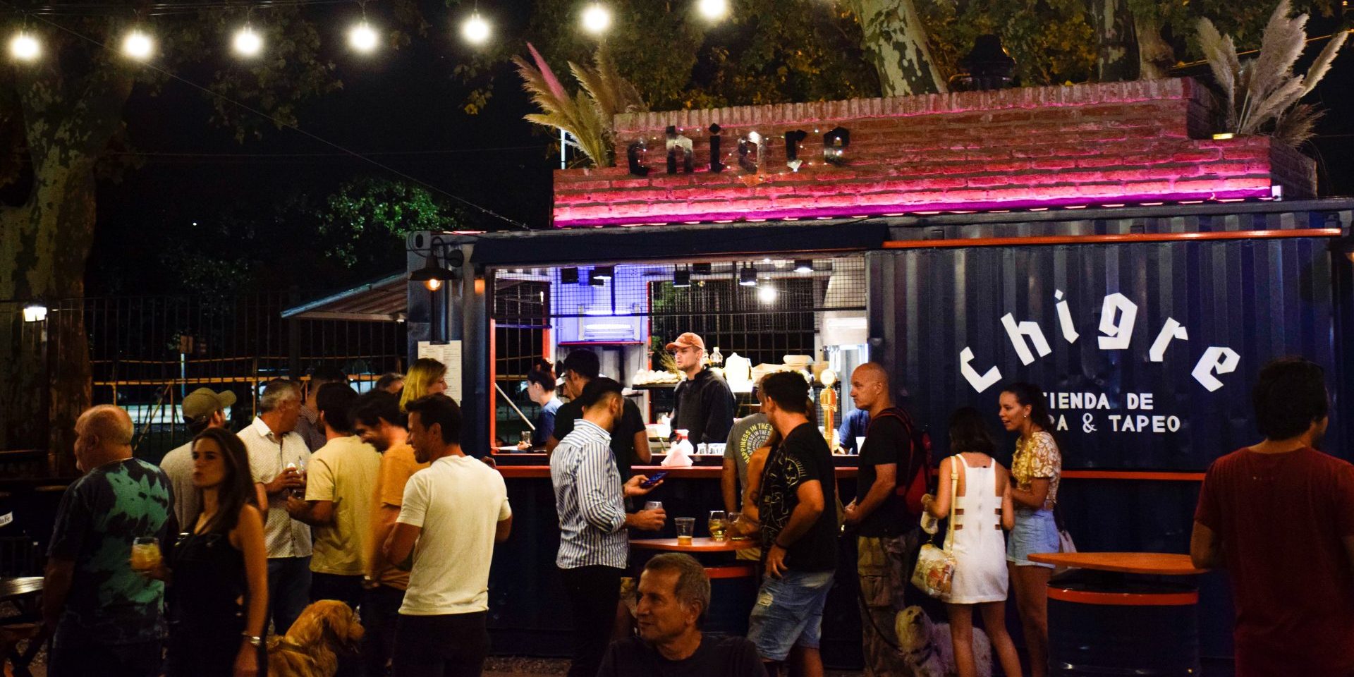 frente con gente portada