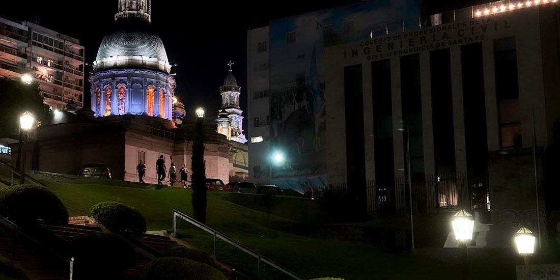 escalinata monumento noche